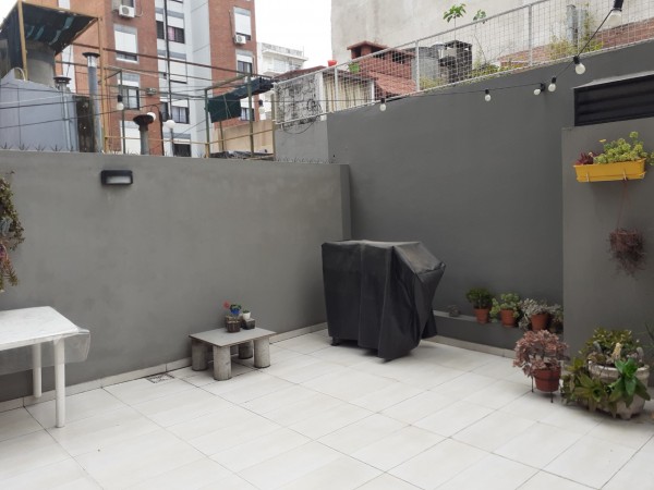 Departamento de 1 dormitorio con patio y cochera