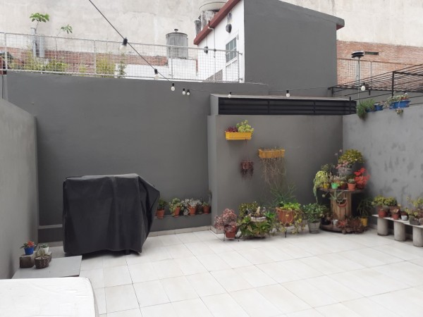 Departamento de 1 dormitorio con patio y cochera