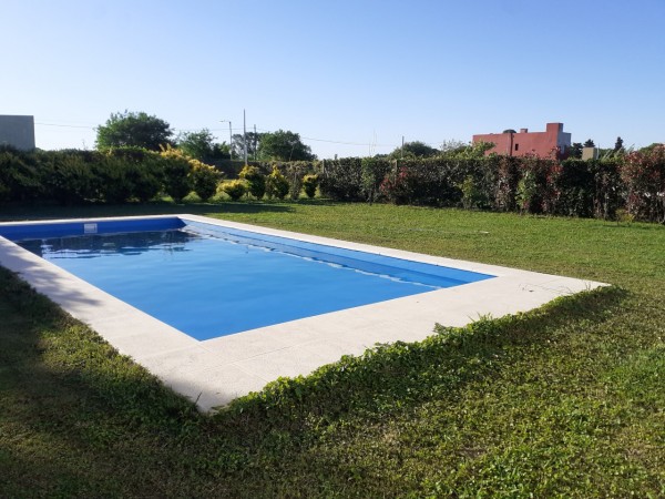 Casa de 2 dormitorios con piscina en "Las Acequias"