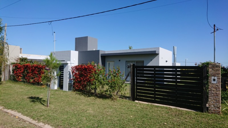 Casa de 2 dormitorios con piscina en "Las Acequias"