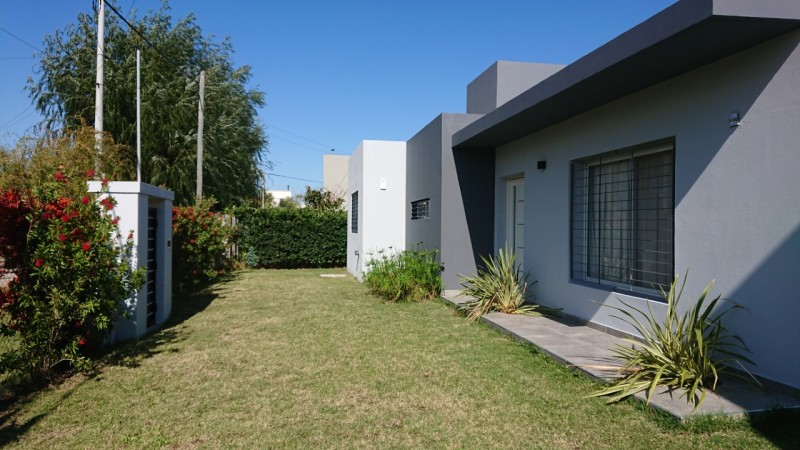 Casa de 2 dormitorios con piscina en "Las Acequias"