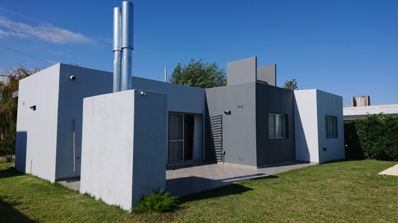 Casa de 2 dormitorios con piscina en "Las Acequias"