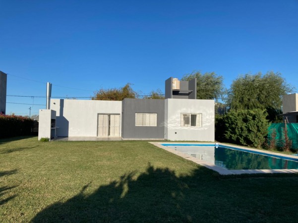 Casa de 2 dormitorios con piscina en "Las Acequias"