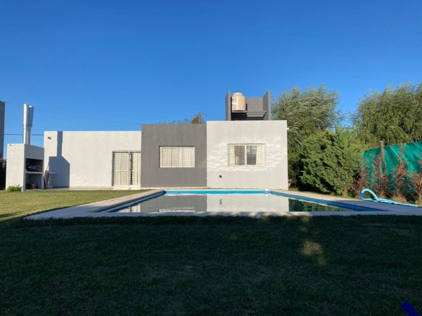 Casa de 2 dormitorios con piscina en "Las Acequias"