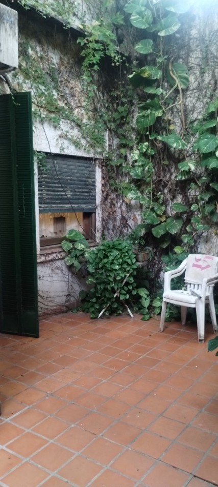 DEPARTAMENTO DE PASILLO 2 DORMITORIOS CON PATIO Y JARDIN