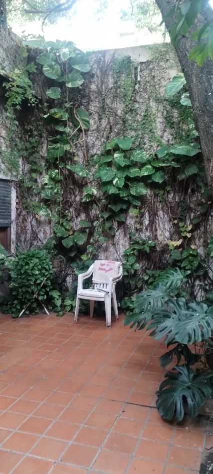 DEPARTAMENTO DE PASILLO 2 DORMITORIOS CON PATIO Y JARDIN