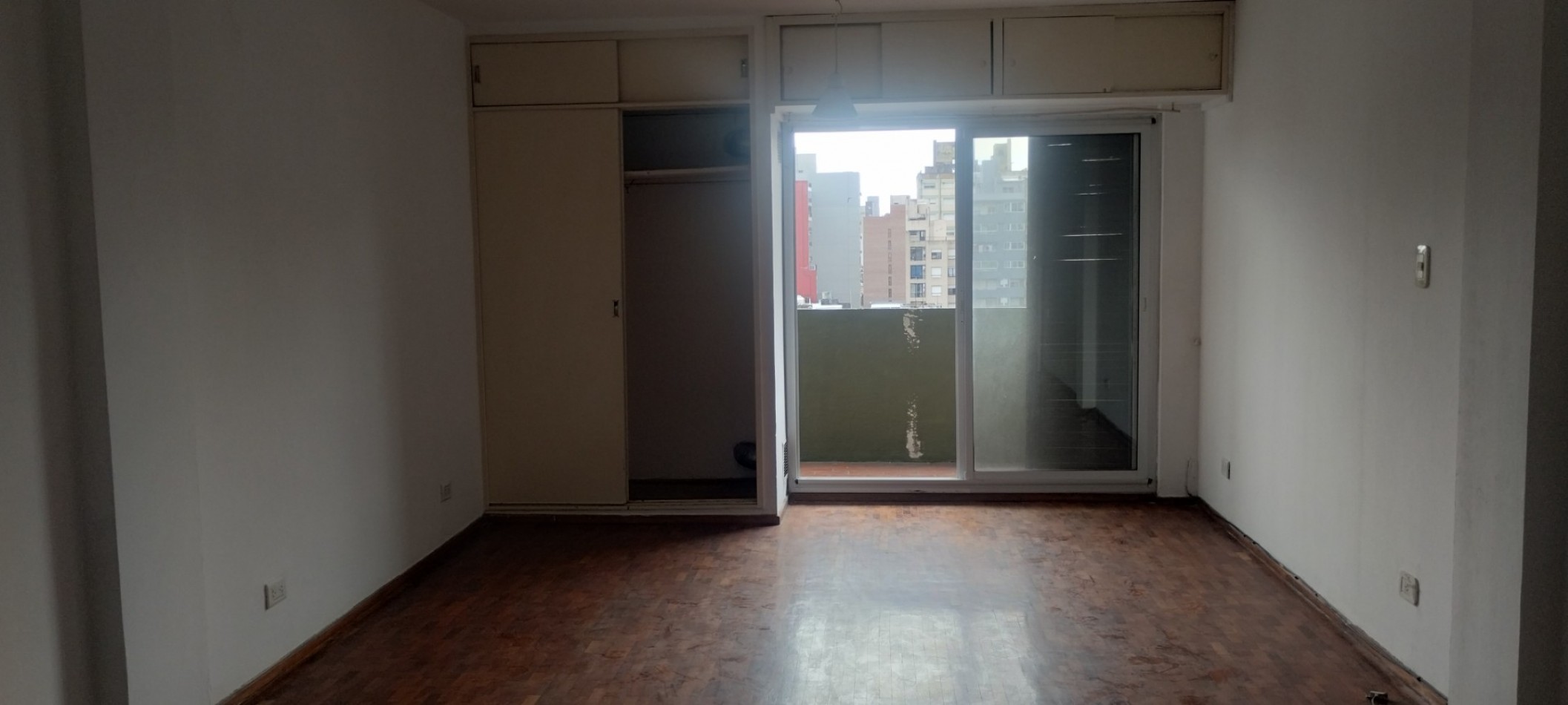 AMPLIO MONOAMBIENTE CON BALCON. 