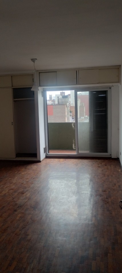 AMPLIO MONOAMBIENTE CON BALCON. 