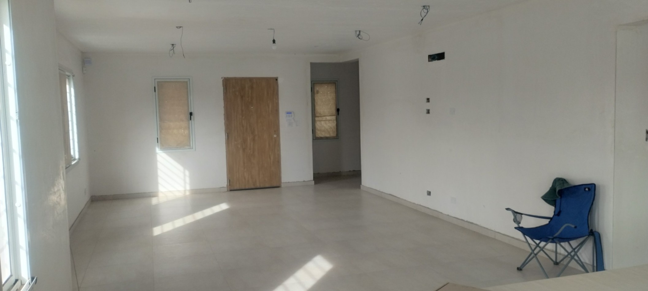 CASA CON TERRENO EN BARRIO LAS TARDES (ROLDAN)