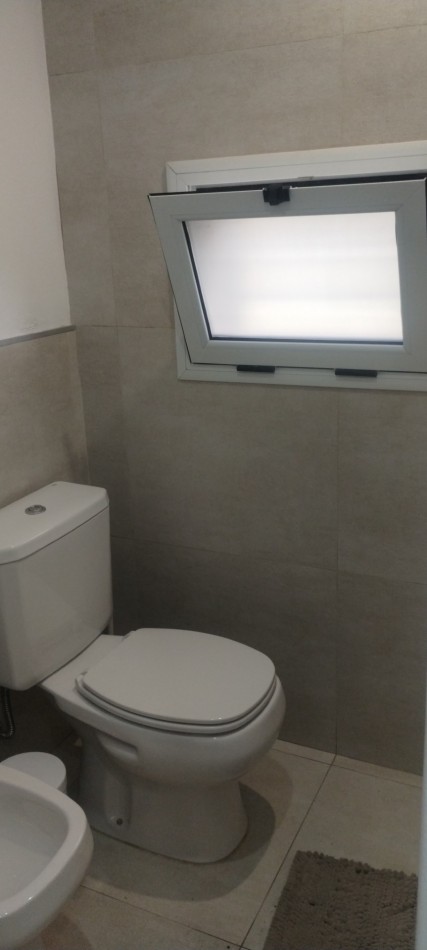 CASA CON TERRENO EN BARRIO LAS TARDES (ROLDAN)