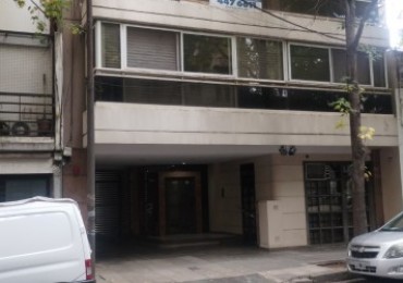 SEMIPISO CENTRICO CON BALCON. EXCELENTE CONSTRUCCION. 